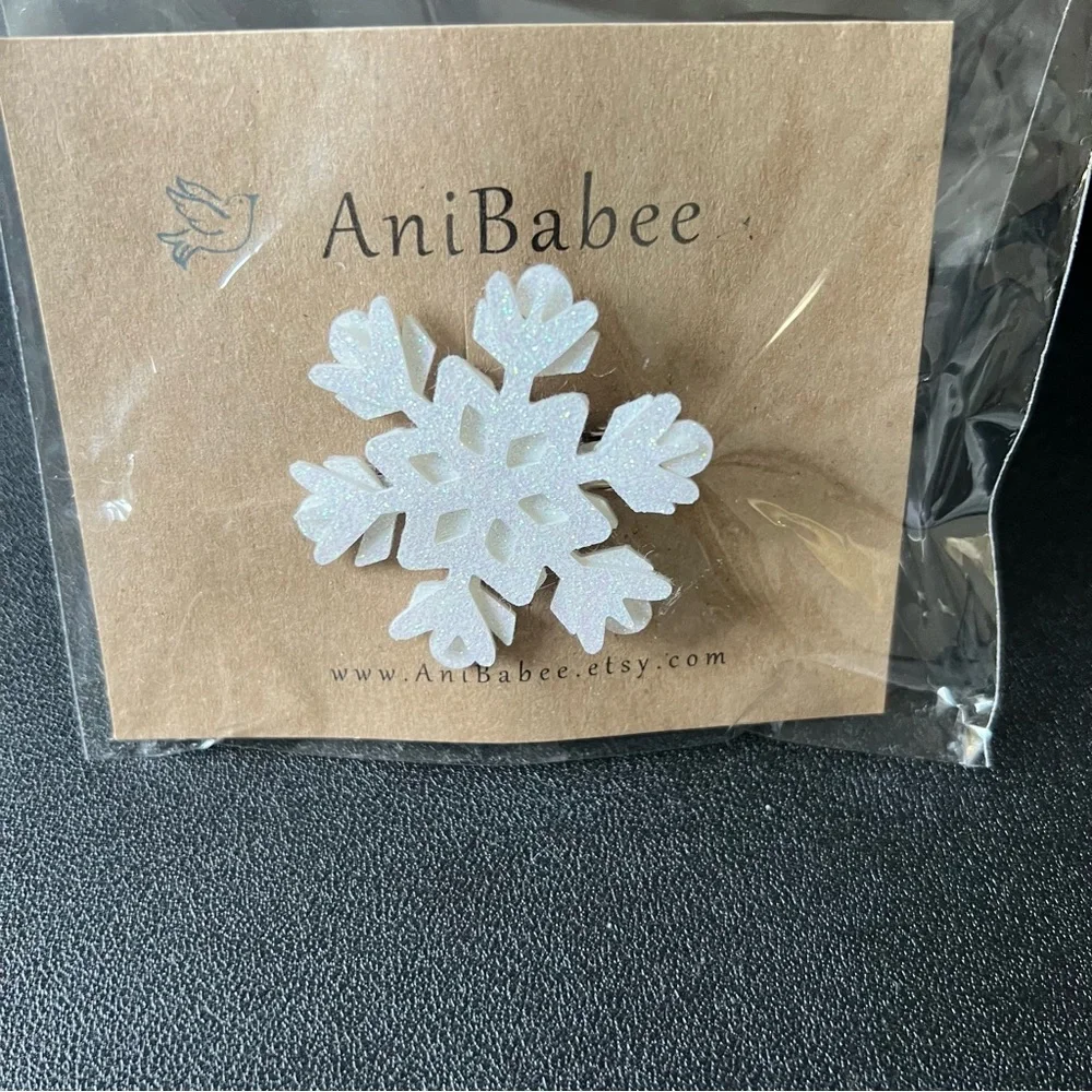 NWT White Snowflake barrette